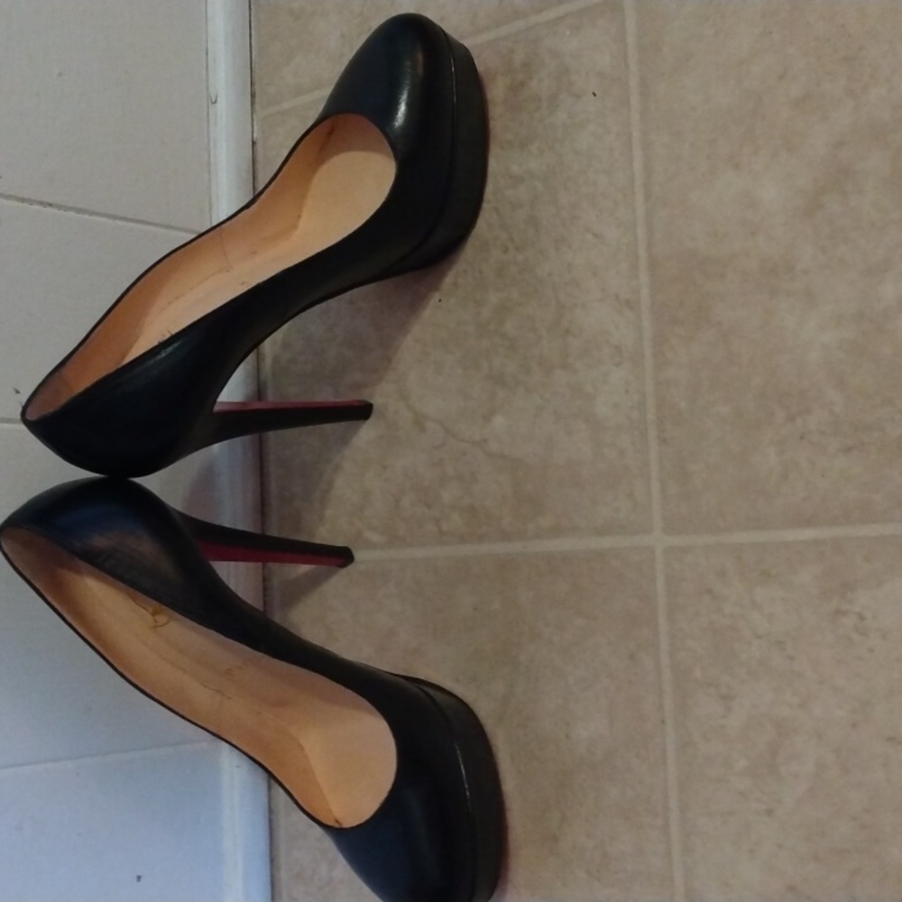 Louis Vuitton, semi used, no scratches, bottoms are slightly scuffed. - Picture 2 of 5